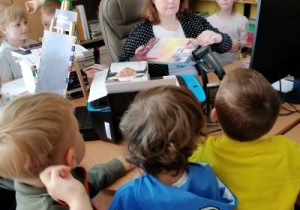 Pani z biblioteki opowiada dzieciom o pracy bibliotekarza.