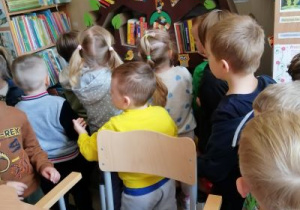 Dzieci oglądają wnętrze biblioteki.