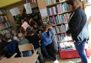 Pani z biblioteki opowiada dzieciom o pracy bibliotekarza.