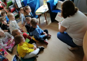 Pani z biblioteki opowiada dzieciom o pracy bibliotekarza.