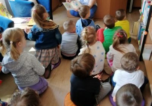Pani z biblioteki opowiada dzieciom o pracy bibliotekarza.