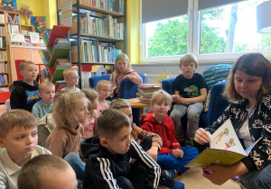 Dzieci słuchają o pracy bibliotekarza.