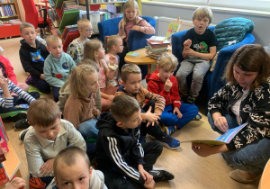Dzieci słuchają o pracy bibliotekarza.