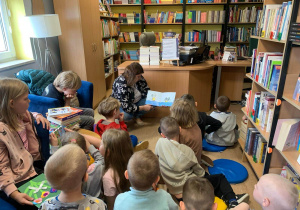 Dzieci słuchają o pracy bibliotekarza.