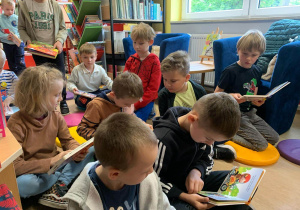 Dzieci oglądają księgozbiory.