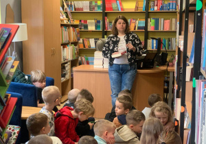 Dzieci słuchają o pracy bibliotekarza.