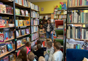 Dzieci słuchają o pracy bibliotekarza.