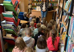 Dzieci słuchają o pracy bibliotekarza.