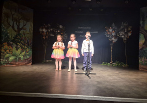 Dzieci prezetują utwór muzyczny.