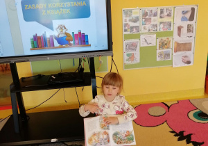 Jagenka prezentuje swoją książkę.