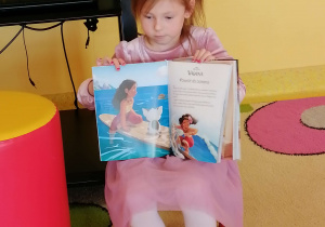 Lilianka prezentuje swoją książkę.