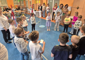 Przedszkolaki rozwiązujący matematyczne zadania.
