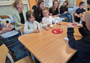 Przedszkolaki rozwiązujący matematyczne zadania.
