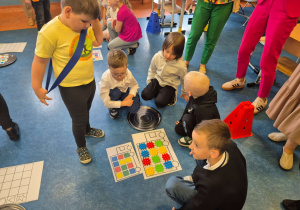 Przedszkolaki rozwiązujący matematyczne zadania.