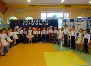 Uroczystość z okazji Dnia Mamy i Taty w grupie Pszczółek