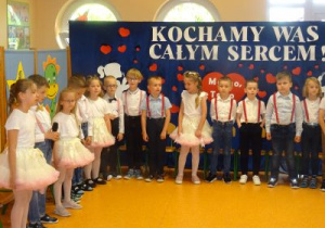 Występ dzieci z okazji Dnia Mamy i Taty.