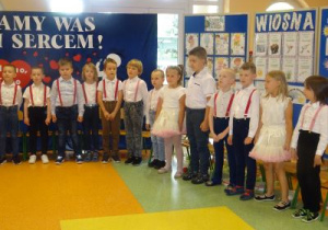 Występ dzieci z okazji Dnia Mamy i Taty.