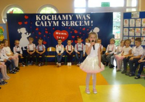 Występ dzieci z okazji Dnia Mamy i Taty.