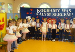 Występ dzieci z okazji Dnia Mamy i Taty.