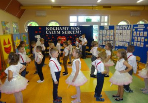 Występ dzieci z okazji Dnia Mamy i Taty.