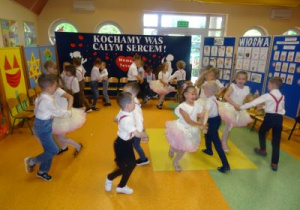Występ dzieci z okazji Dnia Mamy i Taty.