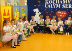 Występ dzieci z okazji Dnia Mamy i Taty.