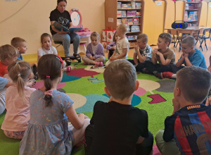 Rodzice czytają dzieciom w grupie "Motylki"