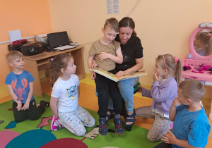 Dzieci słuchają bajki czytanej przez mamę Szymona.