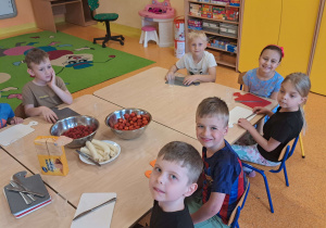 Dzieci uczestniczą w zabawach kulinarnych.