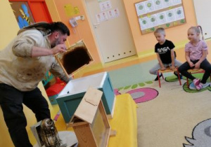 Dzieci poznają pracę pszczelarza.