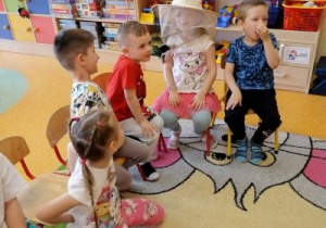 Dzieci poznają pracę pszczelarza.