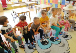 Dzieci poznają pracę pszczelarza.