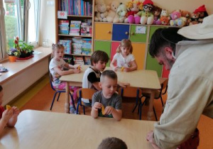 Dzieci poznają pracę pszczelarza.