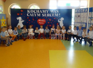 Uroczystość z okazji Dnia Mamy i Taty w grupie Biedronek