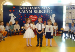 Dzieci z grupy Biedronek występują dla rodziców.