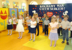 Dzieci z grupy Biedronek występują dla rodziców.