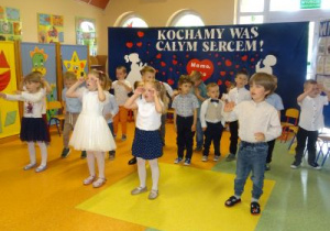 Dzieci z grupy Biedronek występują dla rodziców.