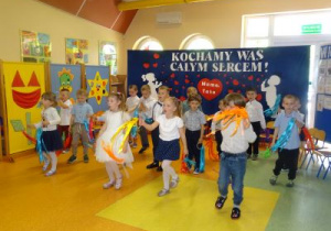 Dzieci z grupy Biedronek występują dla rodziców.