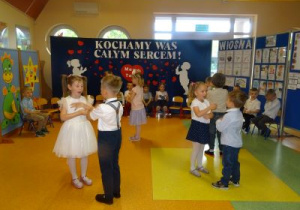 Dzieci z grupy Biedronek występują dla rodziców.