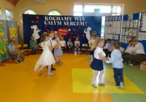 Dzieci z grupy Biedronek występują dla rodziców.