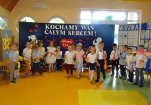 Dzieci z grupy Biedronek występują dla rodziców.
