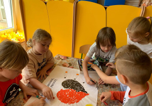 Dzieci wykonują plakaty nt dnia bez tytoniu.