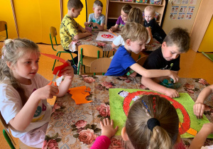 Dzieci wykonują plakaty nt dnia bez tytoniu.