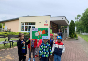 Dzieci na przemarszu z okazji Światowego Dnia Bez Tytoniu.