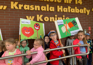 Dzieci na przemarszu z okazji Światowego Dnia Bez Tytoniu.