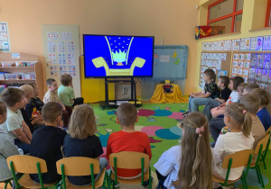 Dzieci uczestniczą w projekcie nt praw dziecka.