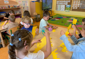 Dzieci uczestniczą w projekcie nt praw dziecka.