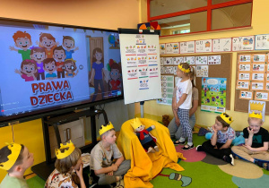 Dzieci uczestniczą w projekcie nt praw dziecka.