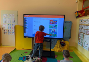 Dzieci uczestniczą w projekcie nt praw dziecka.