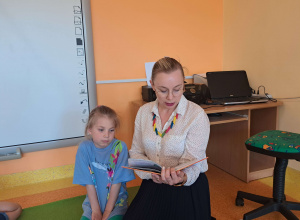 Rodzice czytają dzieciom w grupie Motylki
